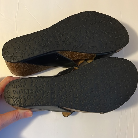 Vionic orthopedic sandals size 7 - Picture 6 of 6